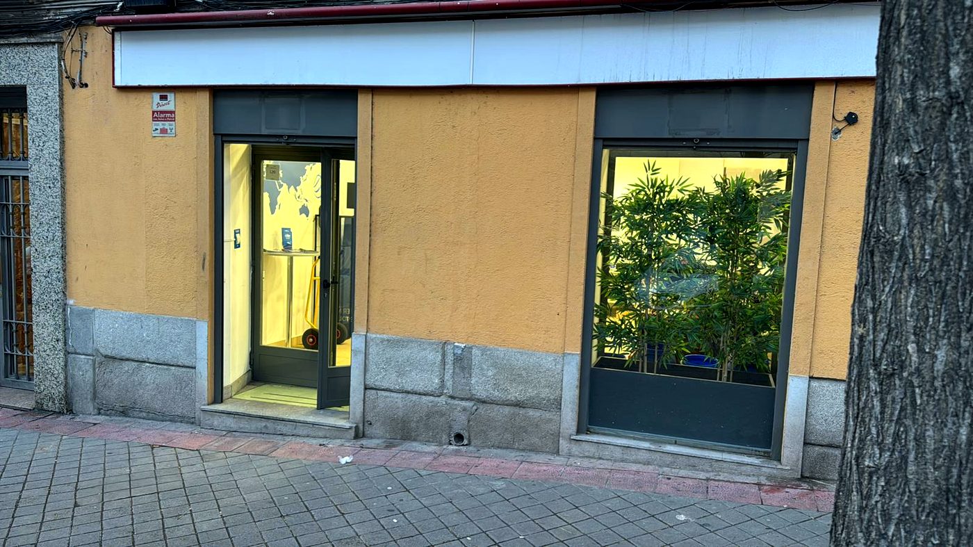 Local comercial — Calle General Lacy